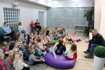 Wieluń: Biblioteka Miejska zaprosiła dzieci na spotkanie z fotografem Piotrem Pabisiakiem